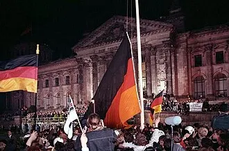 For documentary purposes the German Federal Archive often retained the original image captions, which may be erroneous, biased, obsolete or politically extreme. ADN-ZB-Grimm-3.10.90-Berlin: Vereinigung/Hunderttausende waren dabei, als vor dem Reichstag die schwarz-rot-goldene Bundesfahne gehißt wurd