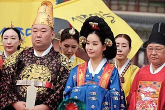 A group of people wearing traditional clothes during Gaecheonjeol celebrations in 2018 at Séoul